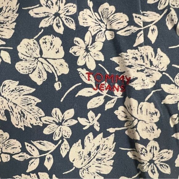 Tommy Jeans floral print button down. Size L - Picture 2 of 5